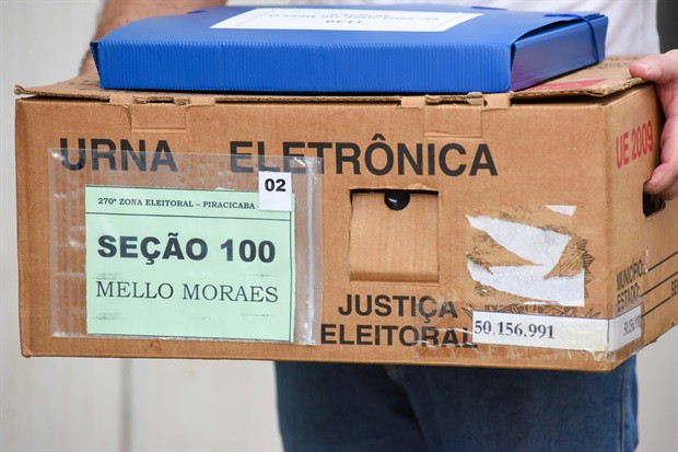 Chegada da urna eletrônica no cartório eleitoral