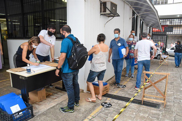 Fila para entrega dos resultados das urnas para apuração