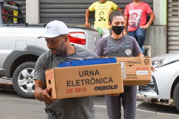 Chegada de urnas eletrônicas no cartório eleitoral