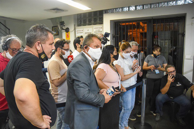 A imprensa aguarda os resultados parciais da apuração diretamente do cartório