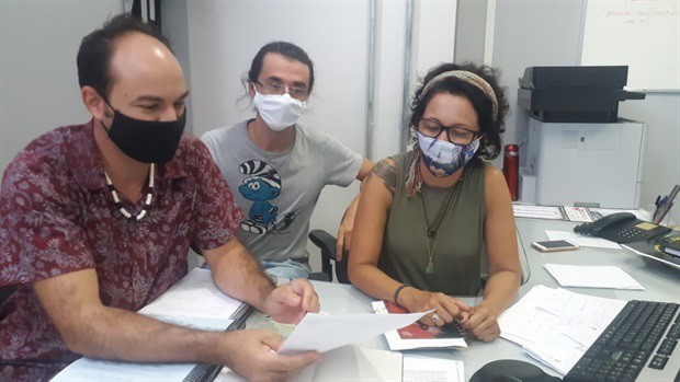 Os membros do Mandato Coletivo: Pablo Carajol, Jhoão Scarpa e Silvia Morales