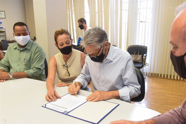 Conduzido por presidente da Câmara, ato foi acompanhado por vereadores