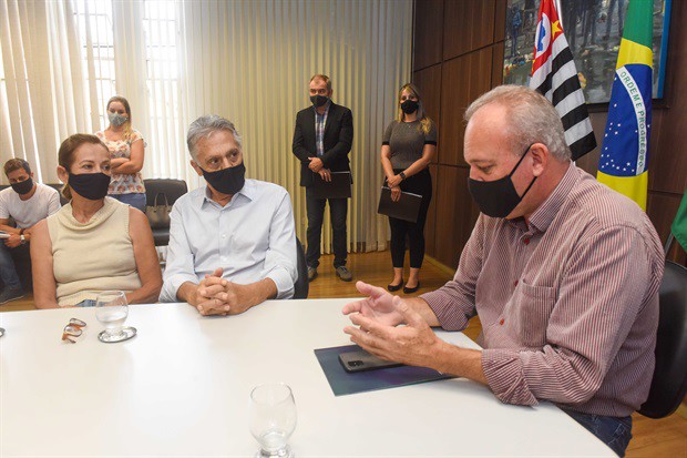 Conduzido por presidente da Câmara, ato foi acompanhado por vereadores