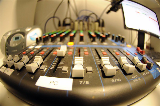 A compra está sendo realizada porque os equipamentos atuais estão obsoletos e são inviáveis suas manutenções