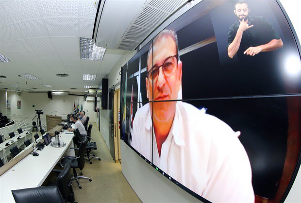 Declaração foi transmitida ao vivo pela TV Câmara, na noite desta quinta-feira (4)