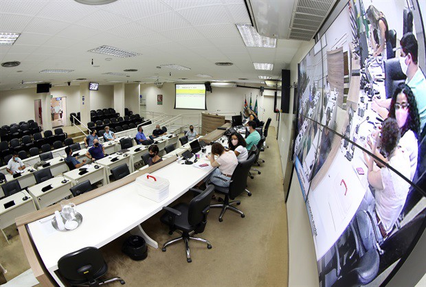 Comissão de licitação se reuniu no Plenário Francisco Antonio Coelho