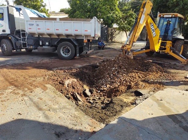 Desobstrução de rede garante abastecimento de água no Parque Orlanda