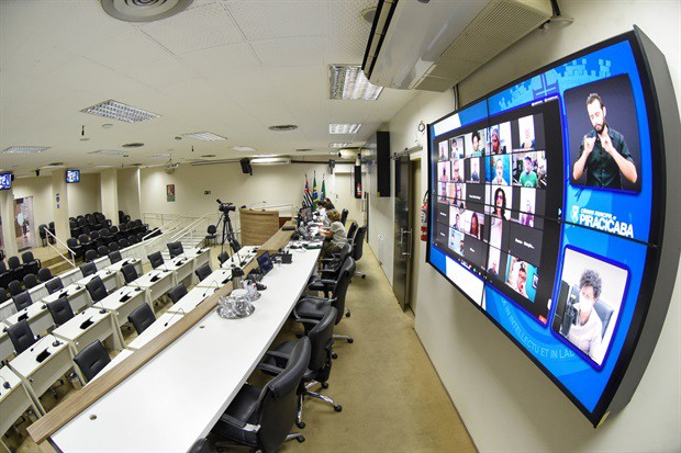 Vereadores, membros do Executivo e representantes de movimentos participaram da audiência pública