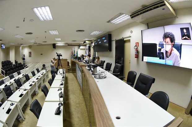 Vereadores, membros do Executivo e representantes de movimentos participaram da audiência pública