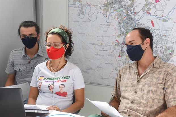 Mandato coletivo A Cidade É Sua, em seu gabinete, durante a audiência pública