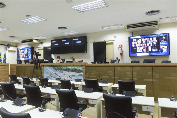 Vereadores, membros do Executivo e representantes de movimentos participaram da audiência pública