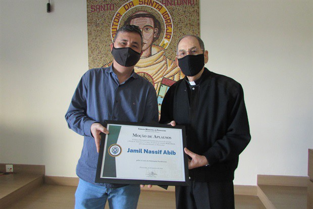 Moção foi entregue nesta terça-feira (15)