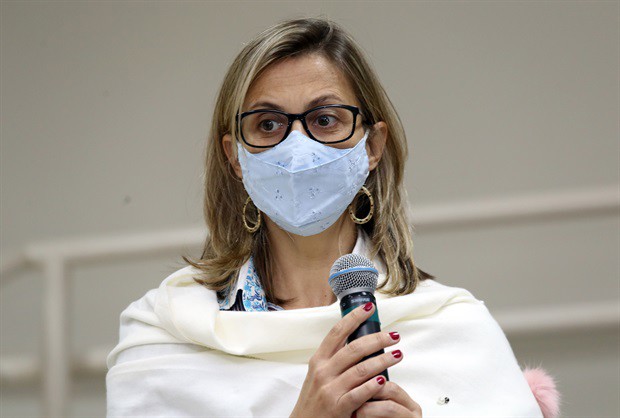 Milena Petrocelli Furlan Dionisio (Departamento Administrativo e de Documentação) 