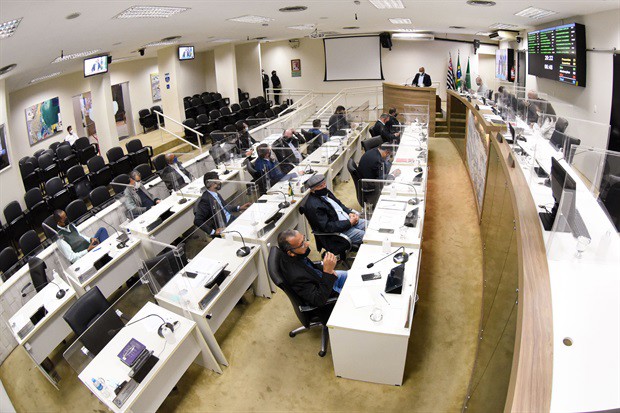 Reunião desta segunda-feira (2) marcou retorno dos trabalhos presenciais no plenário