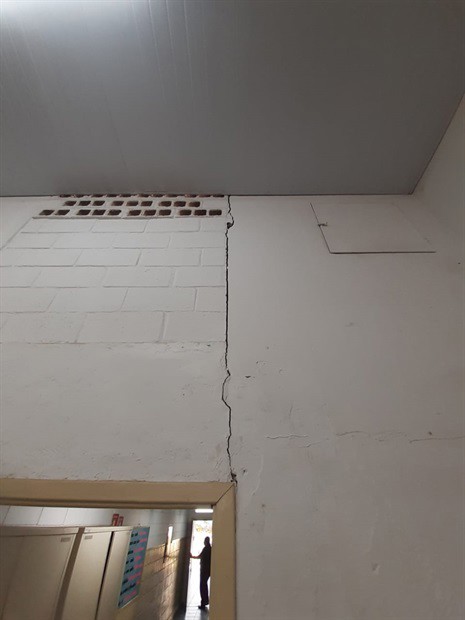 Escola apresenta problemas estruturais