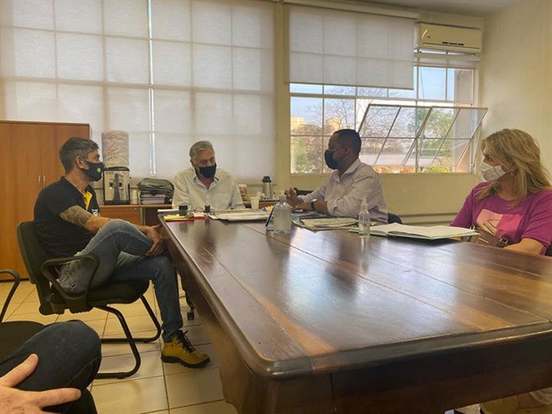 Reunião na secretaria Municipal de Educação com os vereadores Fabrício Polezi (PAT), Thiago Ribeiro (PSC), além do secretário municipal de Educação, Gabriel Ferrato, e a diretora da unidade