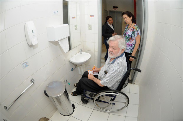 Francisco Cerignoni em visita a banheiro da Câmara, em novembro de 2019