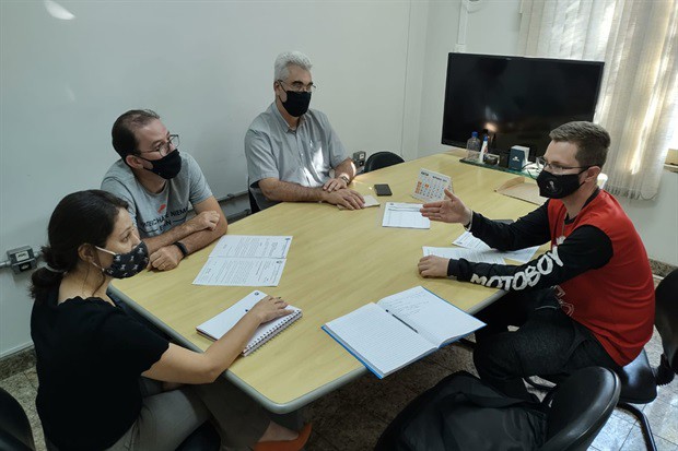 Vereador Gustavo Pompeo (Avante) em visita à Semuttran