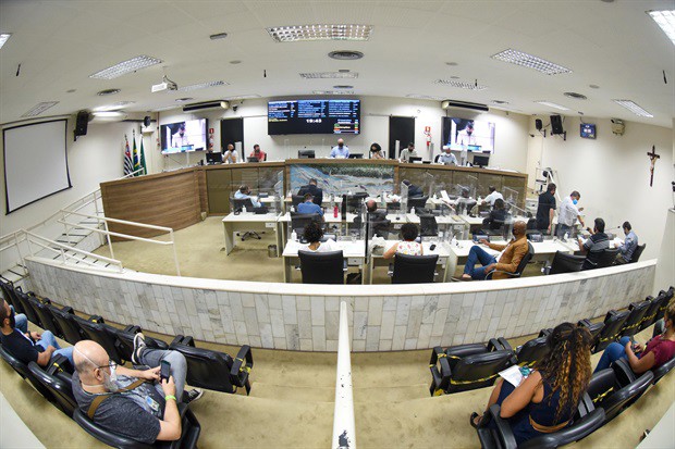 Vereadores reunidos no plenário para as deliberações da 32ª reunião ordinária de 2021, realizada na noite desta segunda-feira (20) no Plenário "Francisco Antônio Coelho" 