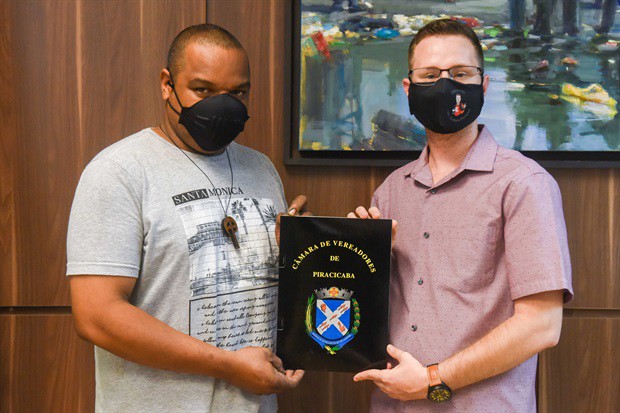 Vereador Gustavo Pompeo prestando homenagem à Coxinha Rodas