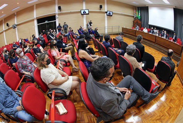 Solenidade marcou a reabertura do salão nobre "Helly de Campos Melges" . Evento respeitou as restrições sanitárias