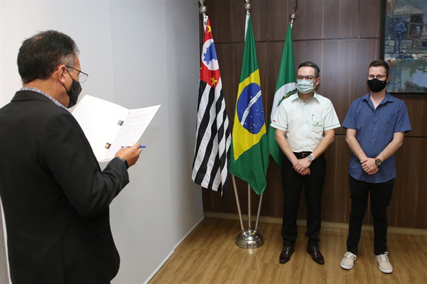 Veeador Gustavo Pompeo entregou moção de aplausos ao gerente comercial Fábio Rufino, que representou a Melos Ocupacional