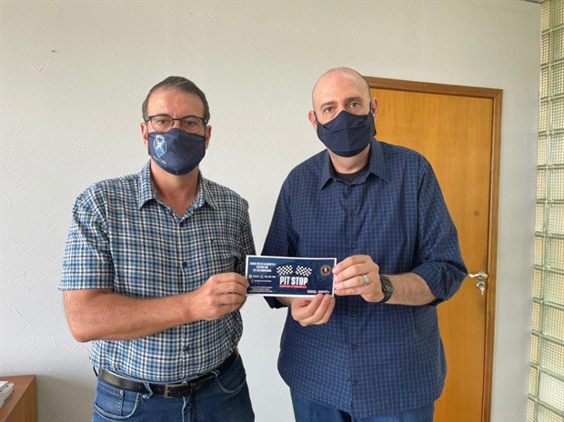 Paulo Henrique entrega convite ao prefeito Luciano Almeida