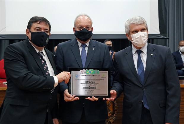 Solenidade marcou a reabertura do salão nobre "Helly de Campos Melges" . Evento respeitou as restrições sanitárias