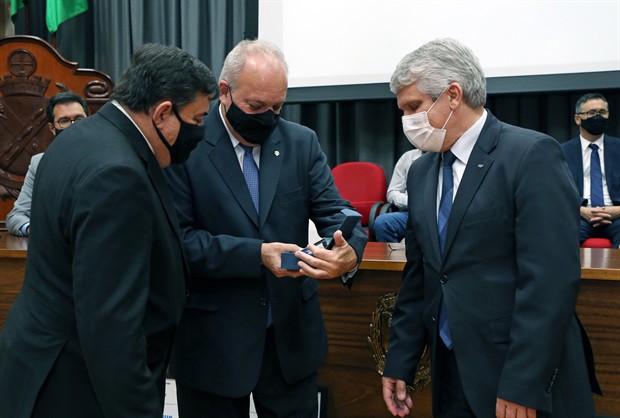 Solenidade marcou a reabertura do salão nobre "Helly de Campos Melges" . Evento respeitou as restrições sanitárias
