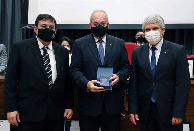 Solenidade marcou a reabertura do salão nobre "Helly de Campos Melges" . Evento respeitou as restrições sanitárias