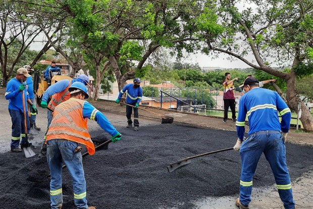Vereador Gustavo Pompeo esteve na rua Cândido Portinari, no bairro Vila Industrial, para acompanhar construção de lombada