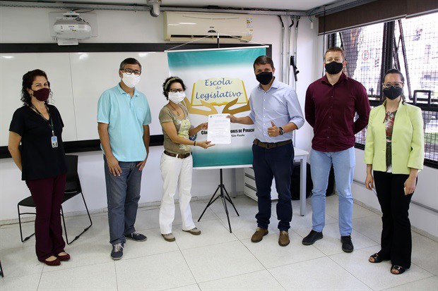 Silvia e Kawai entregam dossiê sobre Escola do Legislativo