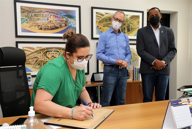 Câmara reverencia legado da Oji Papéis nos 10 anos de atividades