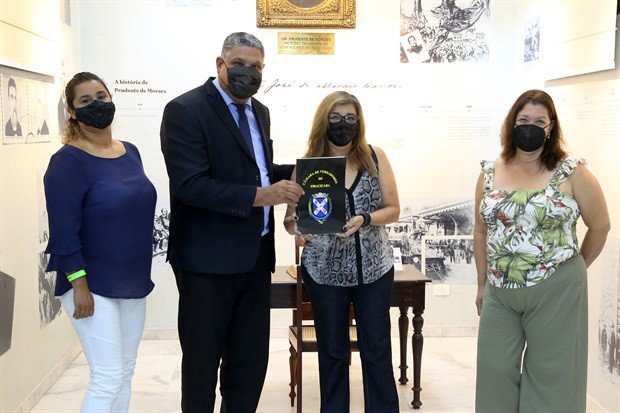Honraria foi entregue na noite desta quinta-feira (18), no hall de entrada do Salão Nobre da Câmara Municipal de Piracicaba