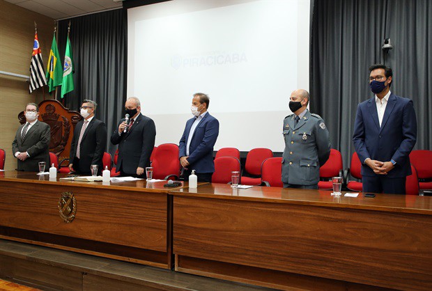 Mesa dos trabalhos da reunião solene para conceder Título de Cidadão