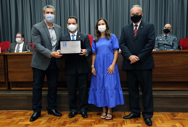 Marcelo Delfini Cançado entregou homenagem da Acipi