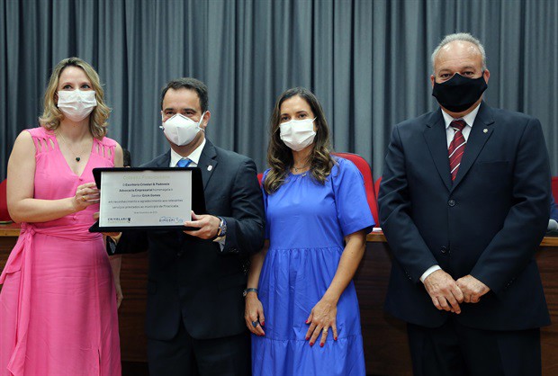 Karina Cristiane Padoveze Rubia entregou homenagem em nome do Escritório Crivelari e Padoveze Advocacia Empresarial