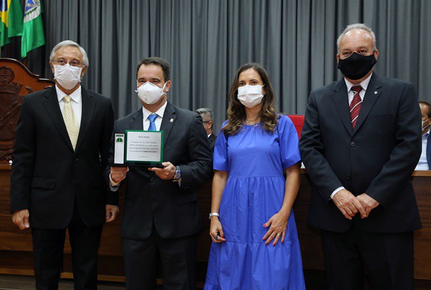 Lourenço Tayar entregou homenagem em nome do Funseg (Fundo de Segurança)