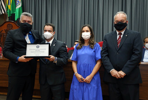 Hugo Liva entregou homenagem do Sindicato dos Metalúrgicos de Piracicaba e Região