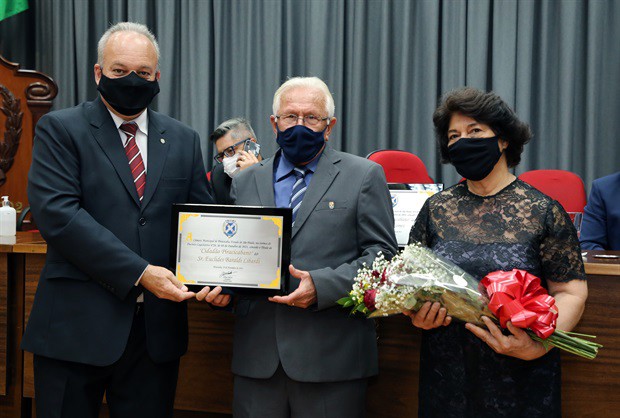 Gilmar Rotta (Cidadania) entrega o Título de Cidadão Piracicabano a Euclides Libardi