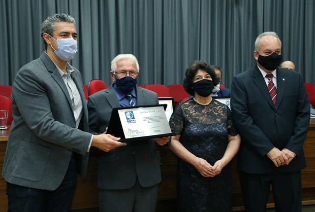 Marcelo Delfini Cançado entregou homenagem da Acipi