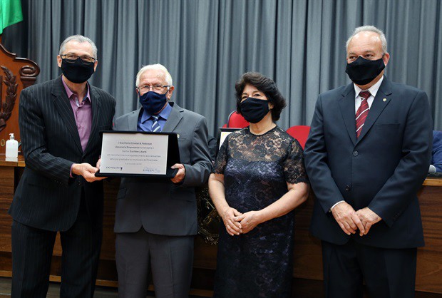 José Ademir Crivelari entregou homenagem do Escritório Crivelari e Padoveze Advocacia Empresarial
