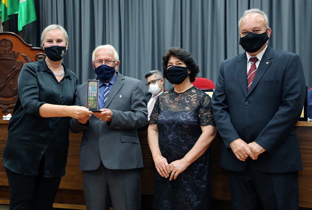 Helena Liva Ribeiro Braga entregou homenagem da Adealq (Associação dos Ex-alunos da Esalq)