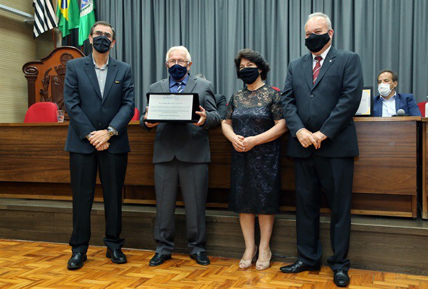 Paulo Estevam de Camargo entregou homenagem do Simespi