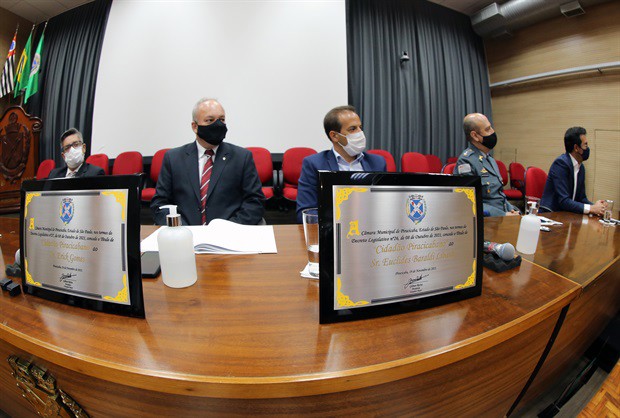 Homenagem marcou o retorno das reuniões solenes presenciais na Câmara