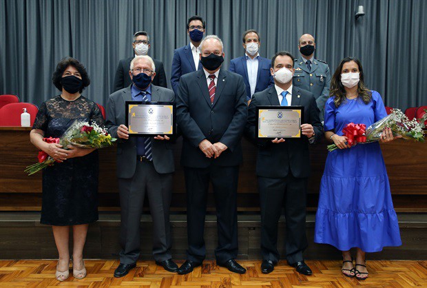 Homenageados, Euclides e Erick, ao lado de suas esposas e do vereador Gilmar Rotta