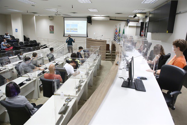 Alunos da Waldorf Novalis simulam discussões políticas na Câmara