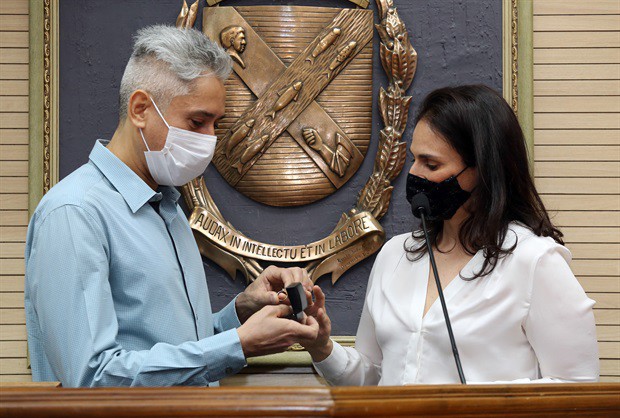 Ricardo Martini, atual dono da Doces e Conservas Martini, pede Michele Novembre em casamento, durante a solenidade promovida pela Câmara