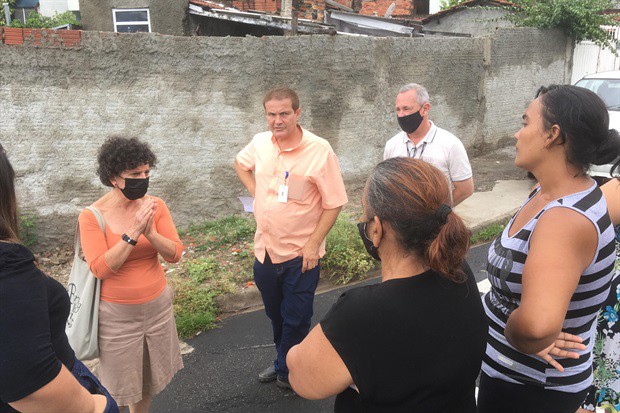 Rai conversa com moradores e técnicos do Semae e Águas do Mirante