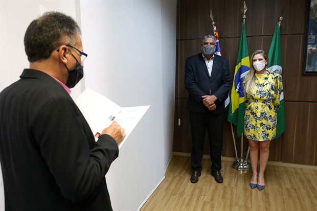 Cerimônia de entrega do título de "Cidadã Piracicabana" aconteceu na tarde desta quinta-feira (25) na Sala da Presidência da Câmara Municipal de Piracicaba